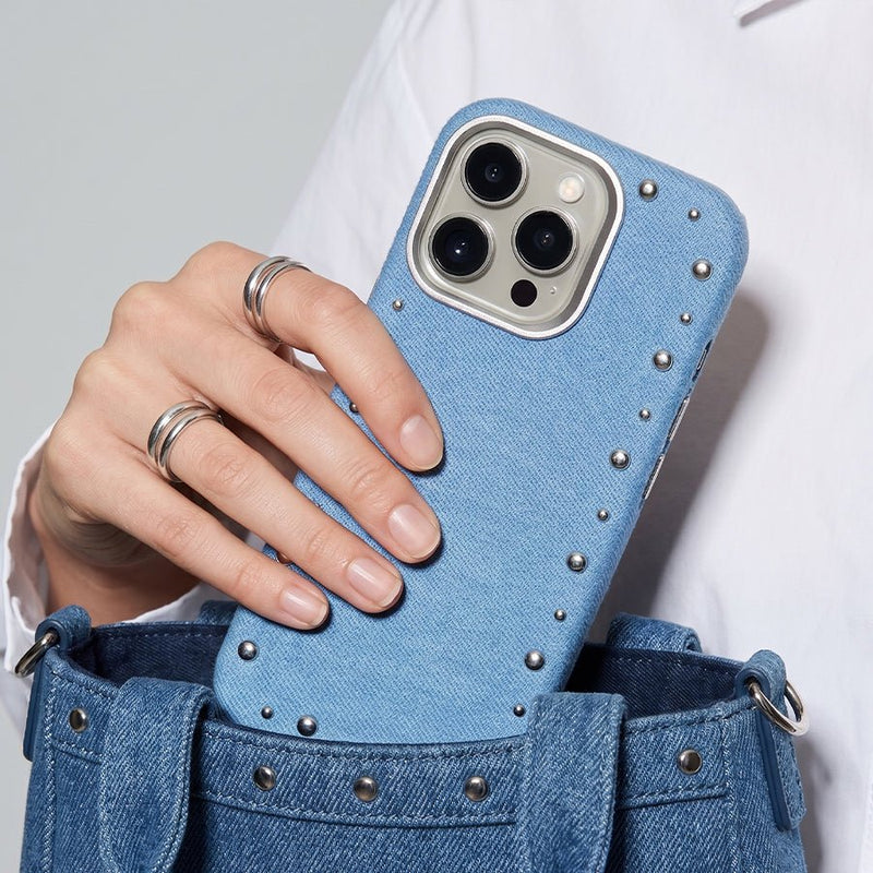 Detalle del acabado vaquero de la funda Denim MagBattery para iPhone 15 Pro Max
