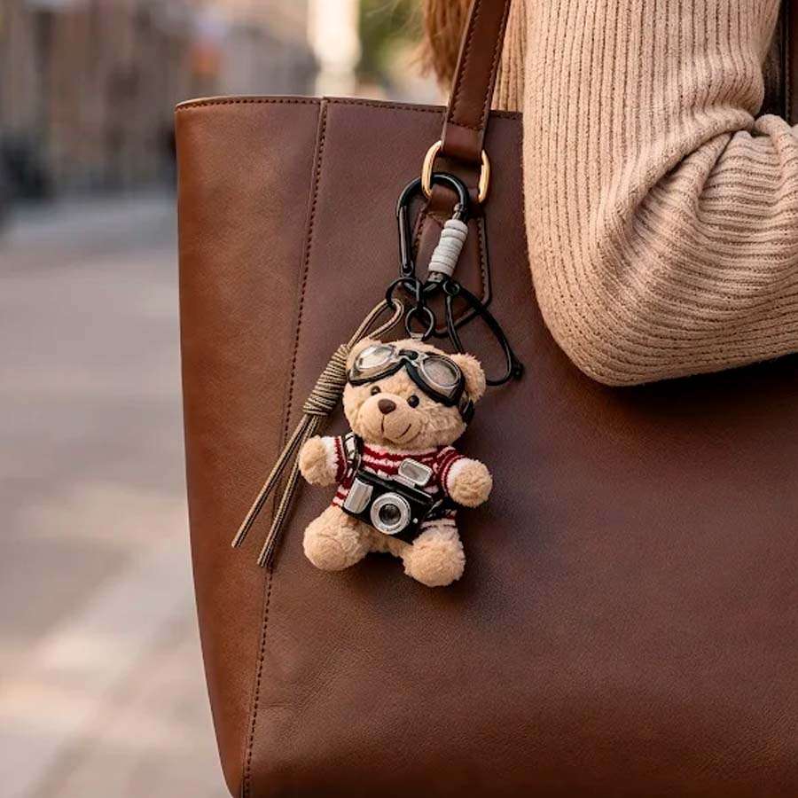 Charm colgante oso enganchado a mochila