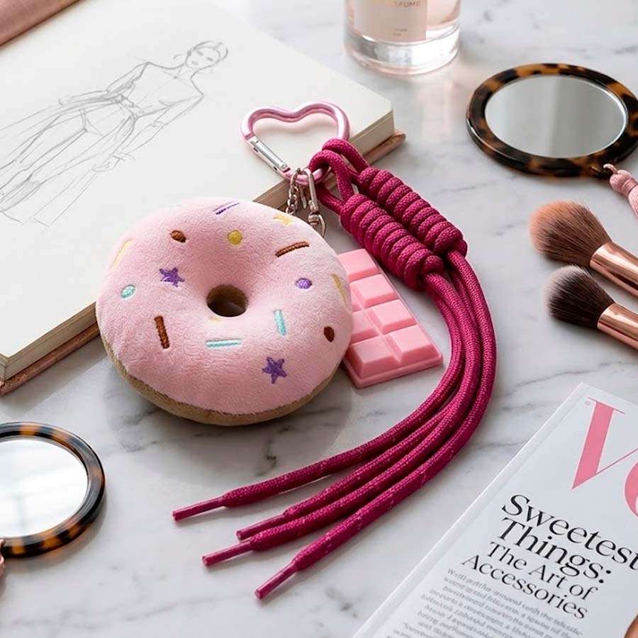 Charm colgante rosquilla - detalle del diseño kawaii