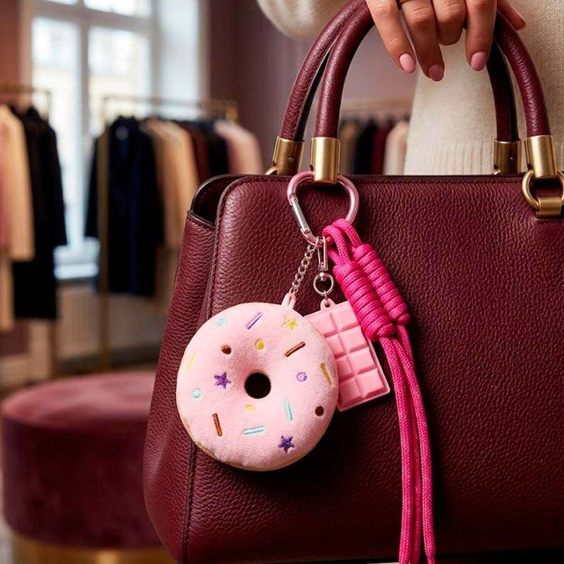 Charm colgante rosquilla como accesorio de bolso
