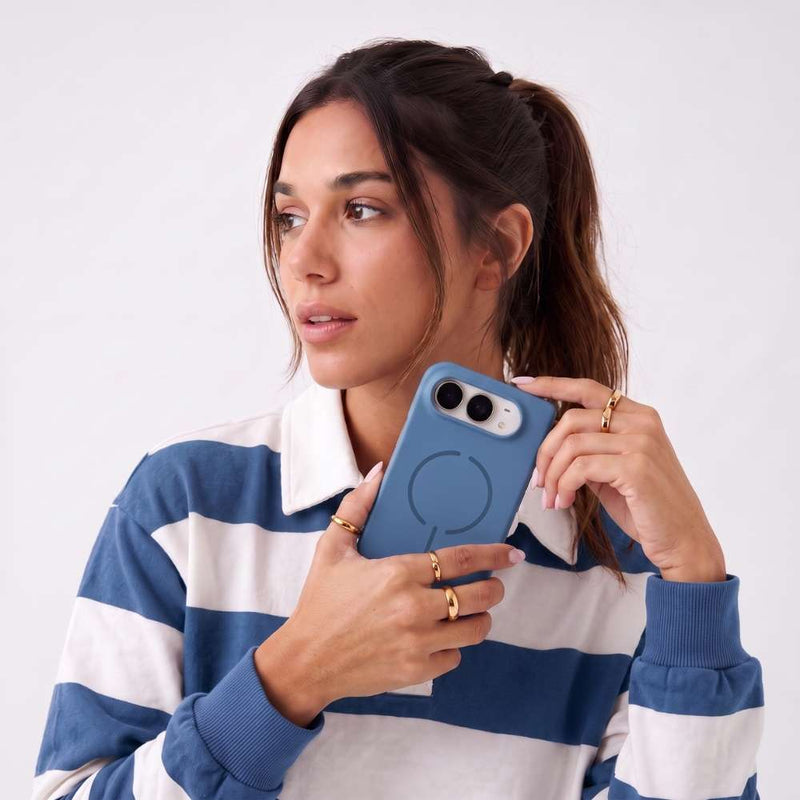 Funda Ultra Suave compatible con MagSafe para iPhone Duo en color Azul marino, vista 2 de 5