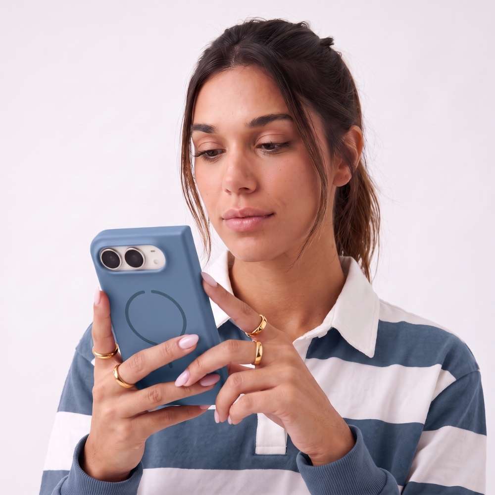 Funda Ultra Suave compatible con MagSafe para iPhone Duo en color Azul marino, vista 3 de 5