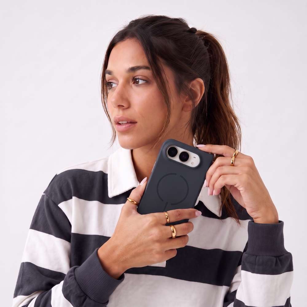Funda Ultra Suave compatible con MagSafe para iPhone Duo en color Negro, vista 2 de 5