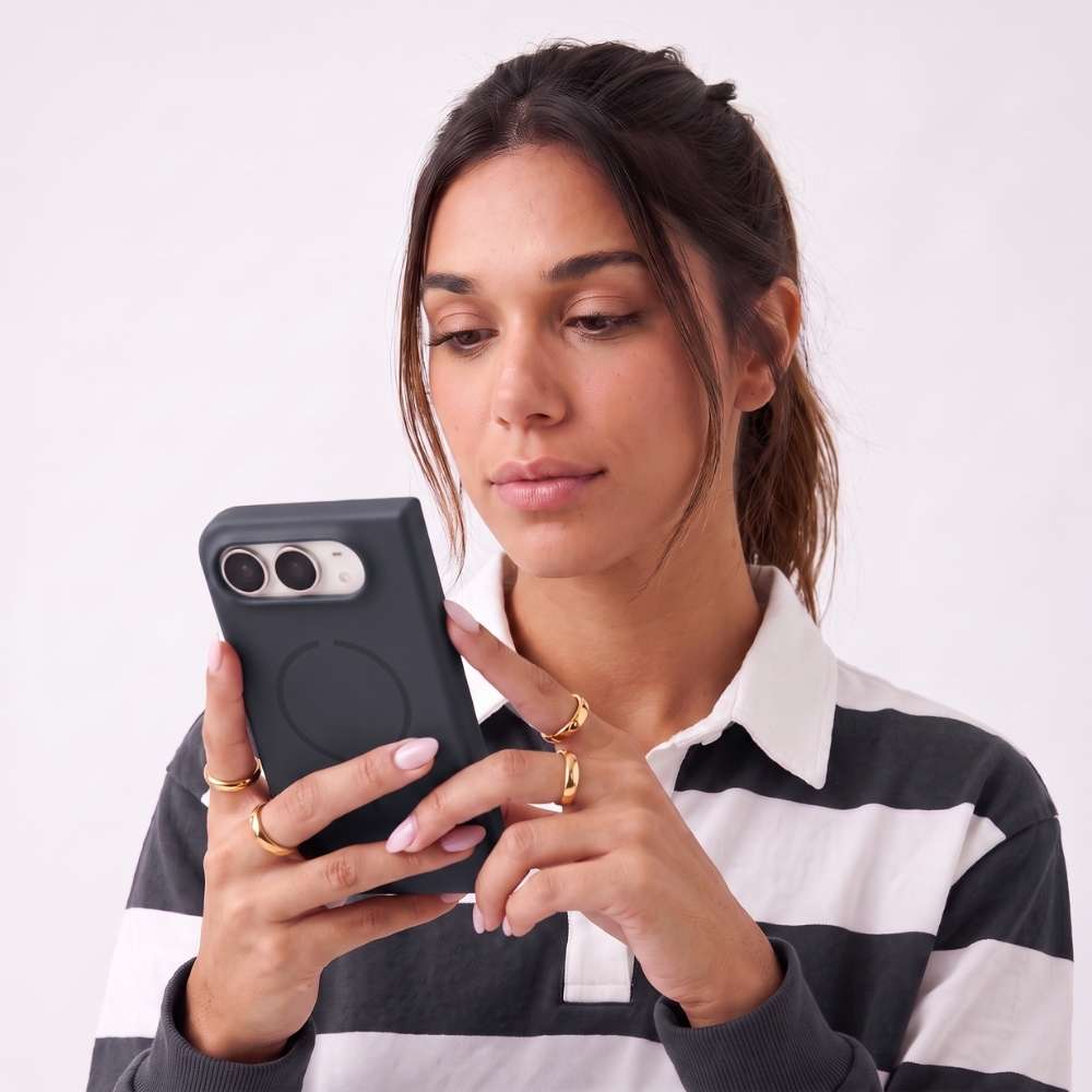 Funda Ultra Suave compatible con MagSafe para iPhone Duo en color Negro, vista 3 de 5