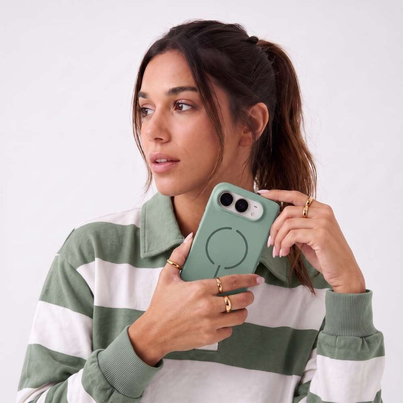 Funda Ultra Suave compatible con MagSafe para iPhone Duo en color Verde, vista 2 de 5