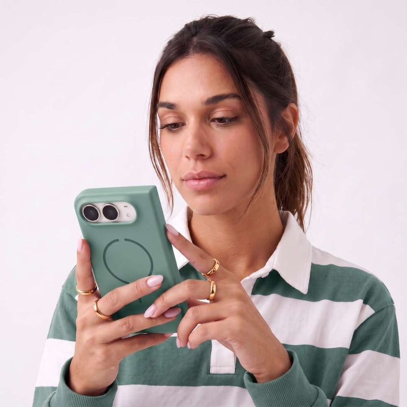 Funda Ultra Suave compatible con MagSafe para iPhone Duo en color Verde, vista 3 de 5