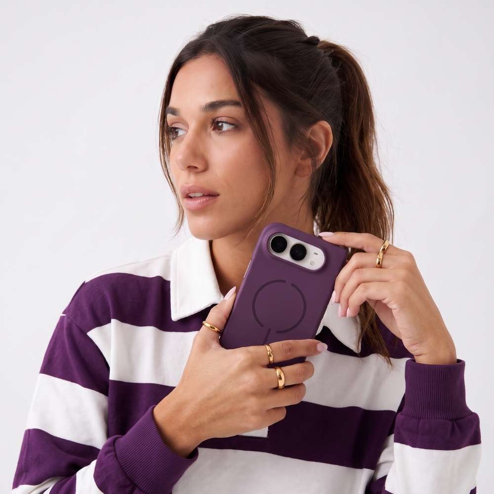 Funda Ultra Suave compatible con MagSafe para iPhone Duo en color Dark cherry, vista 2 de 5