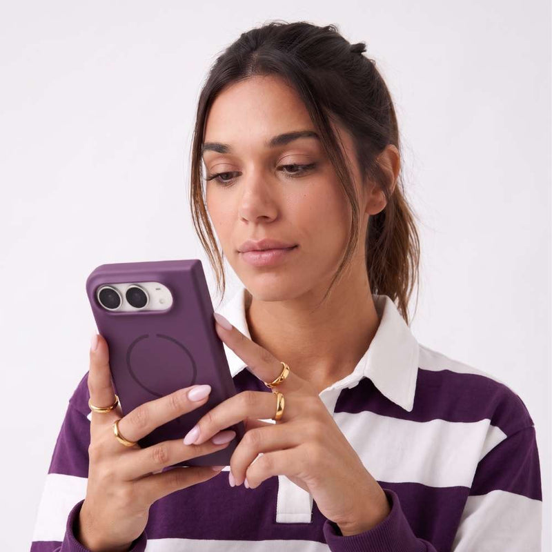 Funda Ultra Suave compatible con MagSafe para iPhone Duo en color Dark cherry, vista 3 de 5
