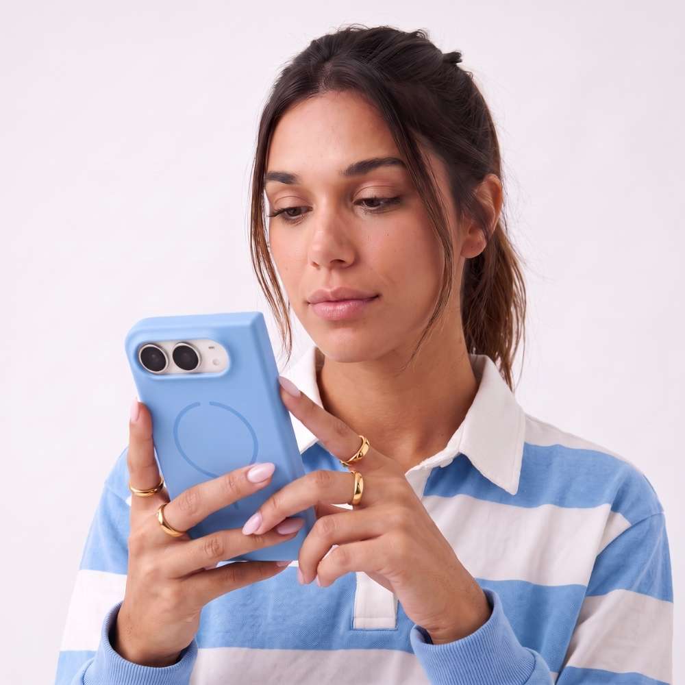 Funda Ultra Suave compatible con MagSafe para iPhone Duo en color Sky blue, vista 3 de 5