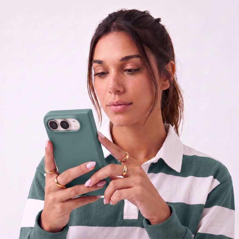 Funda Ultra Suave de microfibra para iPhone Duo en color Verde camuflaje, vista 2 de 5