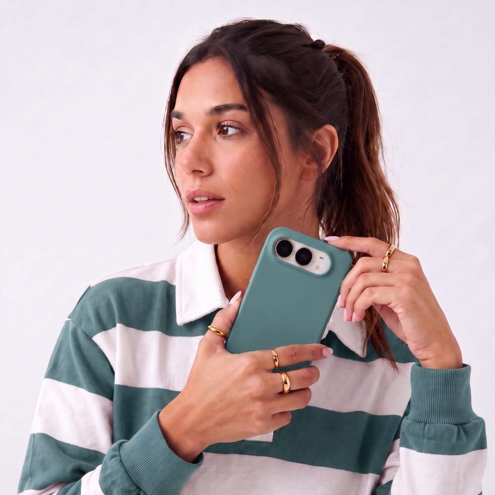 Funda Ultra Suave de microfibra para iPhone Duo en color Verde camuflaje, vista 3 de 5