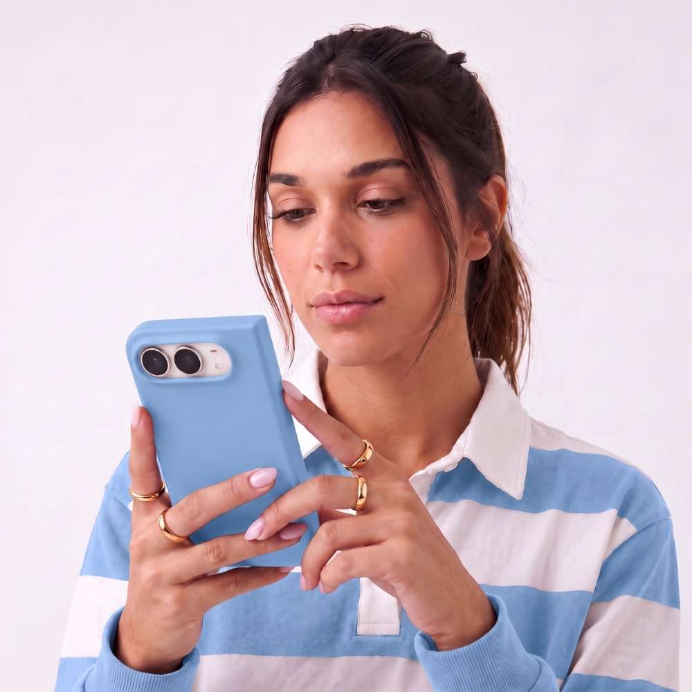 Funda Ultra Suave de microfibra para iPhone Duo en color Sky blue, vista 2 de 5