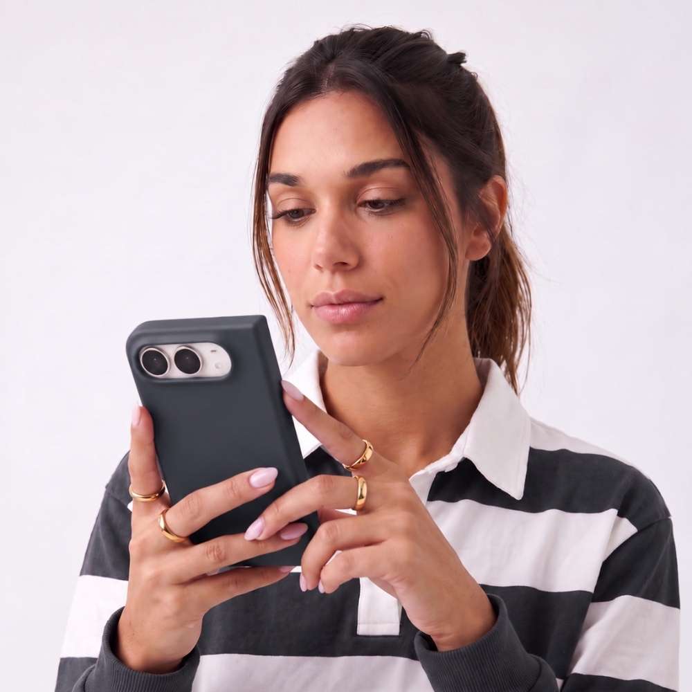 Funda Ultra Suave de microfibra para iPhone Duo en color Negro, vista 3 de 5