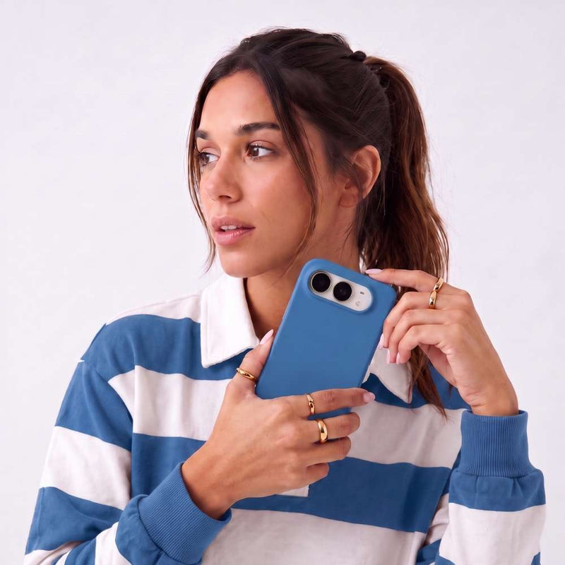 Funda Ultra Suave de microfibra para iPhone Duo en color Azul oscuro, vista 3 de 5